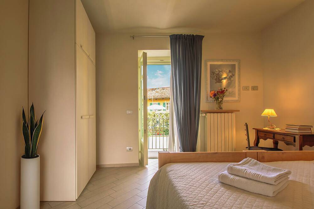 Ganze Wohnung, Apartment with balcony - La Rosa nel Borgo in La Morra, Langhe