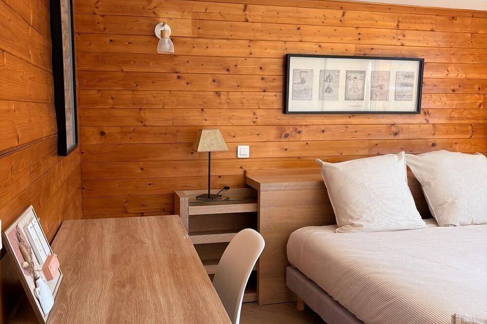 Cottage with sauna & Nordic bath—view of the pond in Loubeyrat, Regionaler Naturpark Volcans d'Auvergne