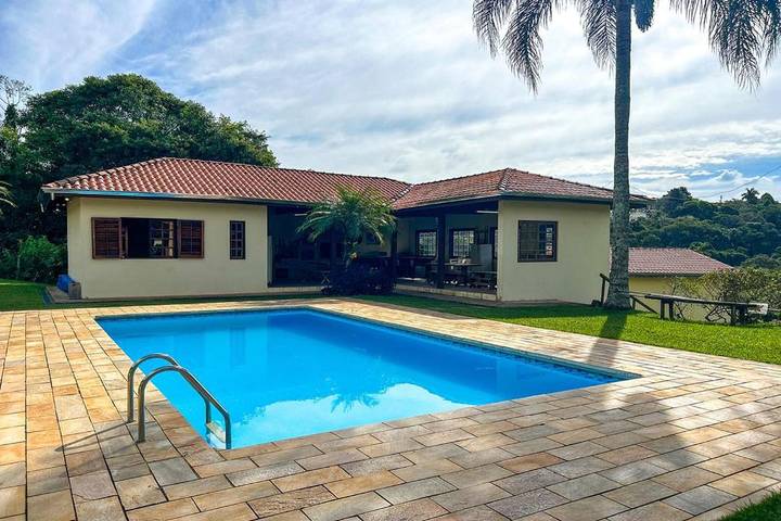 Casas e apartamentos de temporada para 18 pessoas, com piscina e balcão e ainda jardim em Mairinque