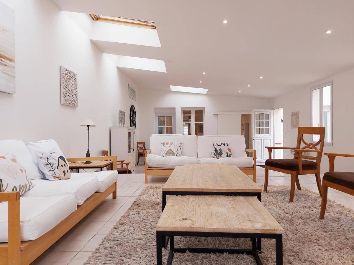 Seven-Bedroom House in Ouarville, Région de Chartres