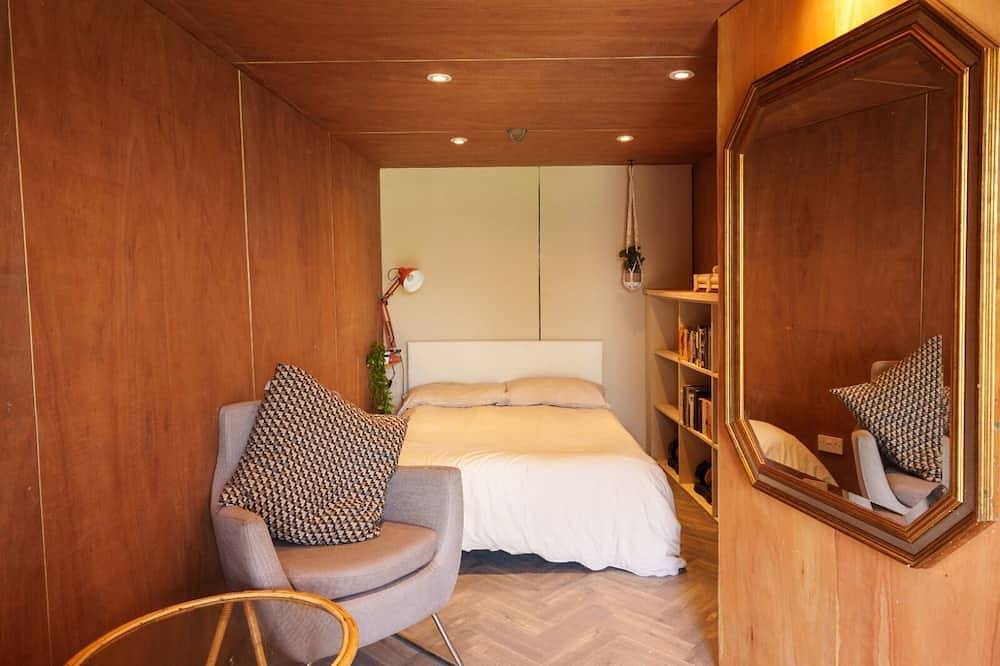 A peaceful and centrally-located Own space in rear of garden with own entrance. in Brighton, Sussex
