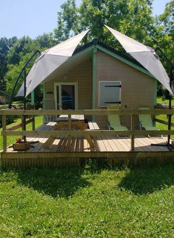 Gîte pour 4 personnes, avec terrasse ainsi que piscine et jardin dans Lac du Causse