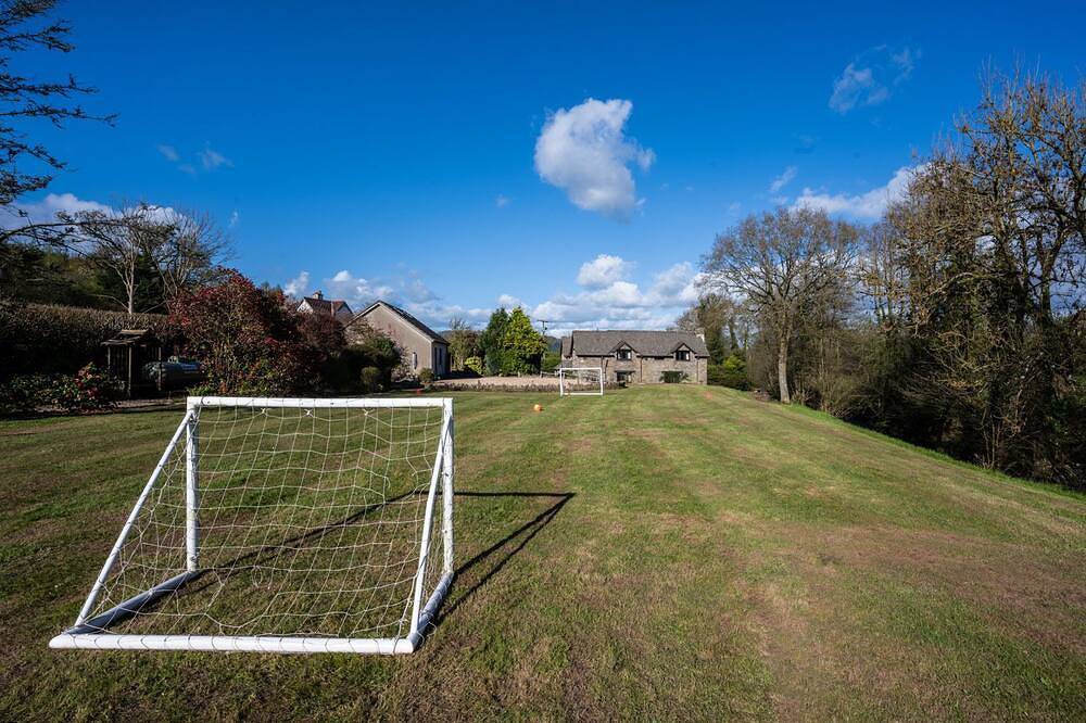 Trebarried Mill C17th- Something for All - Perfect for Groups/Families Max <16 P in Brecon Beacons