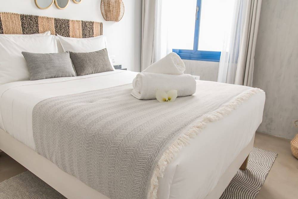 Apartamento entero, Casa Sandy Bay con azotea privada y vistas al mar in Playa Famara, Teguise