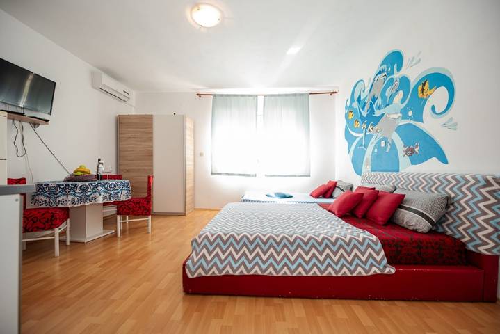 Ferienwohnung für 3 Personen, mit Balkon/Terrasse und Pool in Sukosan