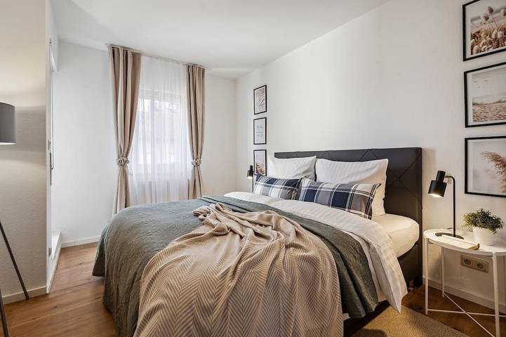 Ganze Wohnung, Comfort Apartment-bis 4 Pers-Neunkirchen City-Parkplatz-Garage-Wifi-Bad-Balkon in Neunkirchen, Saarland