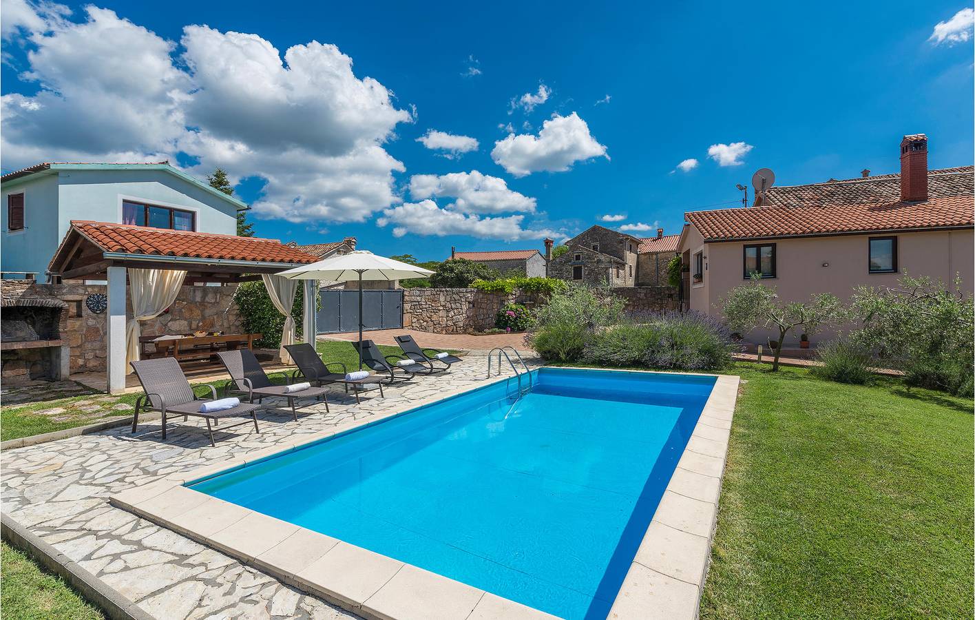 Schickes 2-Zimmer-Apartment mit Pool und Terrasse, in der Nähe einer Pizzeria und des Zentrums von Barban in Barban, Südküste Istrien