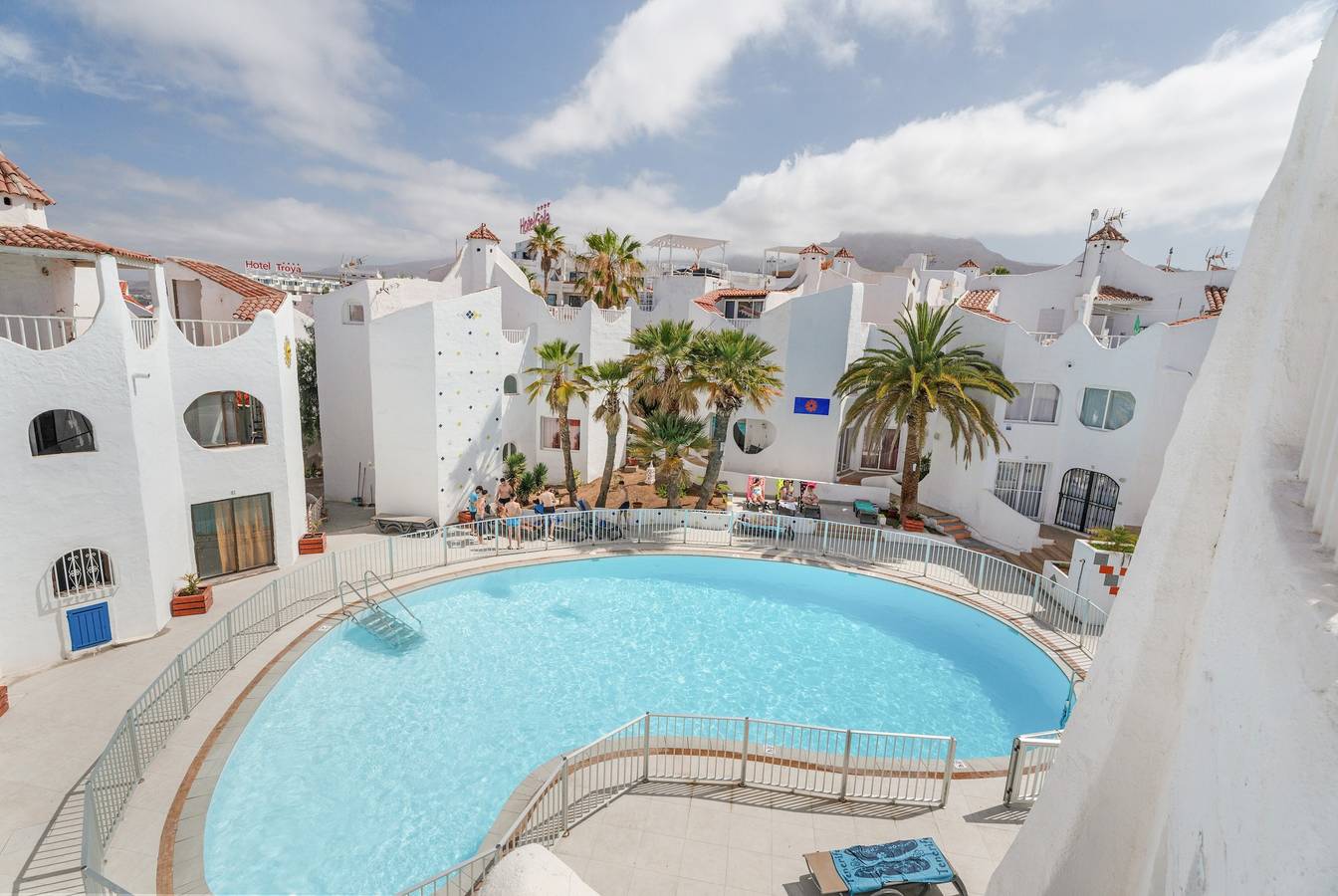 Apartamento entero, Apartamento vacacional 'San Rafael' con vistas al mar, piscina comunitaria y Wi-Fi in Playa de Troya, Tenerife Sur
