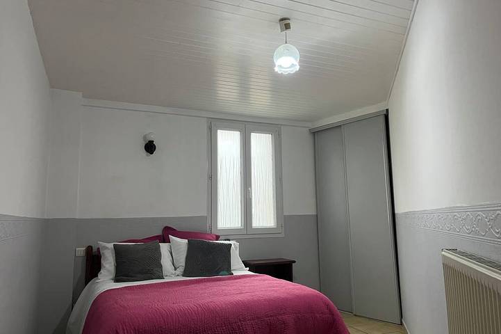 House Castelneau in Sarlat for 2/3 persons with swimming pool and parking in Sarlat-la-Canéda, Périgord Noir