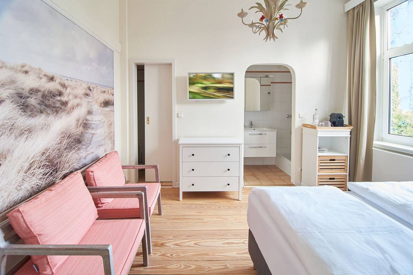 Doppelzimmer „Bernstein“ – Landseite & Flair in der Strandvilla in Niendorf, Timmendorfer Strand