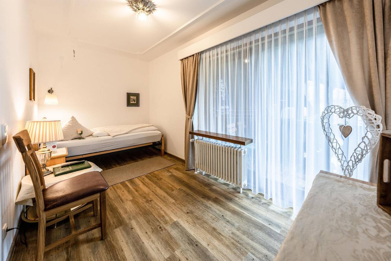 Entire holiday apartment, Einzelzimmer mit Dusche, Wc inkl. Frühstück in Mittenwald, Bavarian Alps