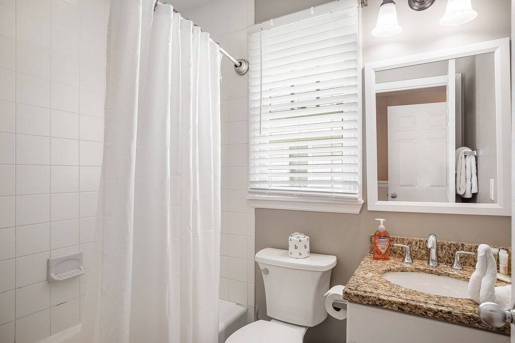 Waterfront retreat with balcony views, kayak, Sup, central Ac & washer/dryer in Duck Key, Monroe County