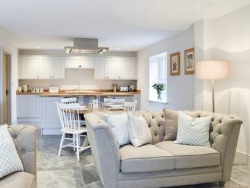 Log Cabin for 4 People in Wiltshire, South West England, Photo 4