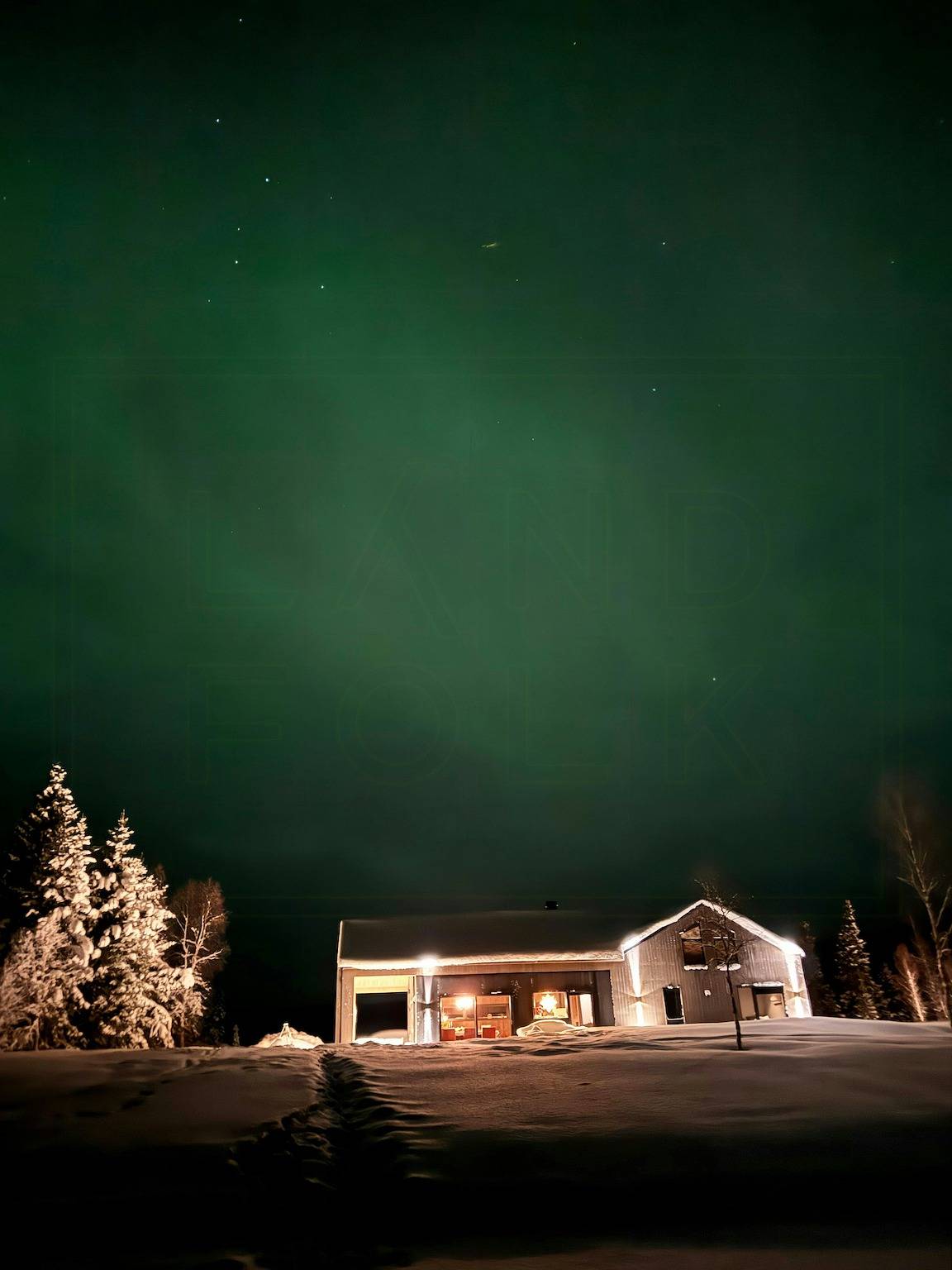 Cabane moderne au bord de la mer à Kvelia in Lierne (Norvège)