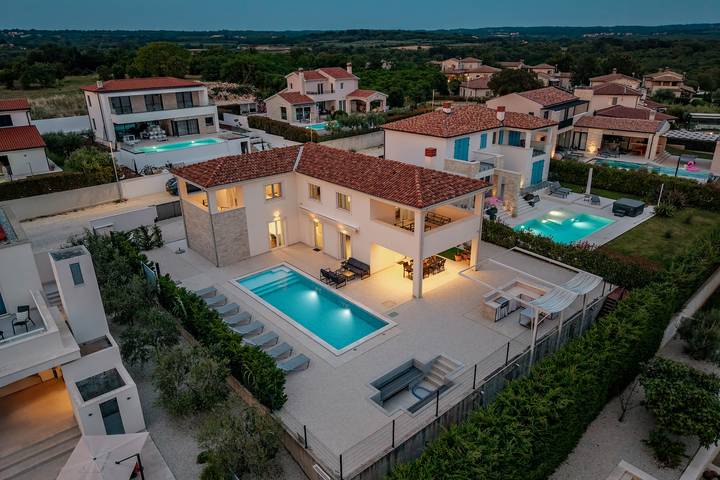 Villa voor 8 personen, met zwembad en balkon - 1