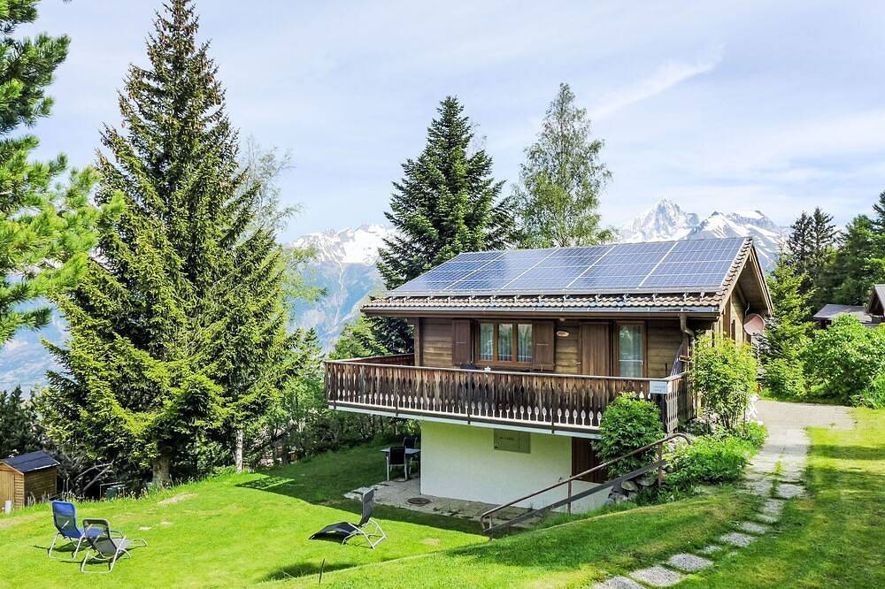 Prachtig vrijstaand vakantiehuis met Tv, patio, panorama, parking en huisdieren toegestaan in Bürchen, Walliser Alpen