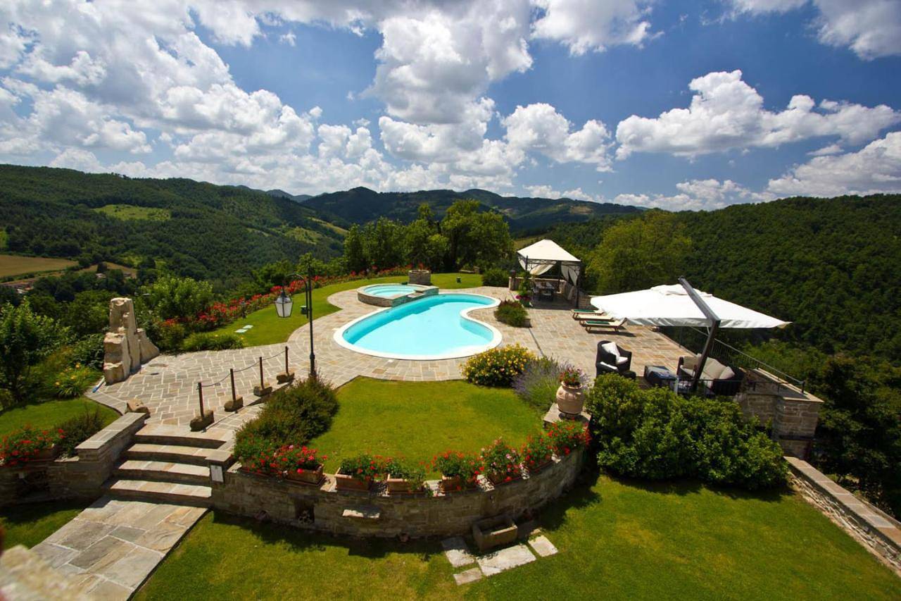 Stunning villa with pool, Jacuzzi and wonderful view in Apecchio, Valle del Metauro