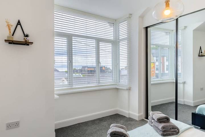 Vacation rental for 5 people, with balcony, kid friendly in Mumbles