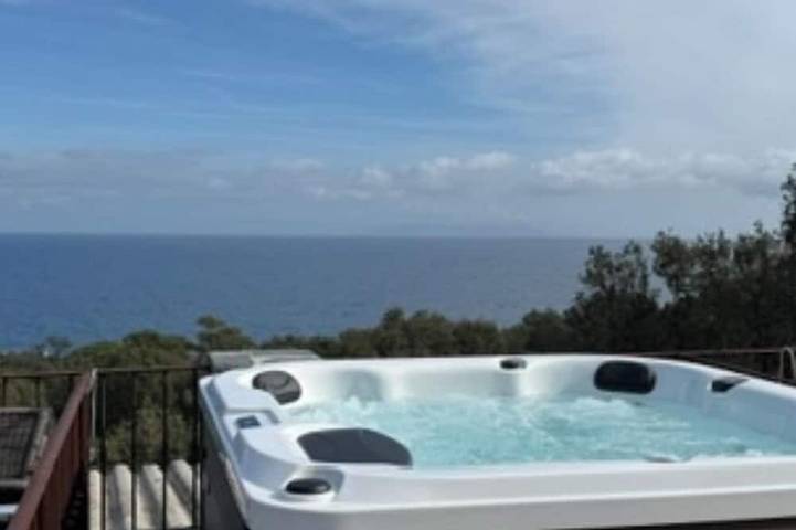 Location de vacances pour 4 personnes, avec jacuzzi et terrasse dans Cap Corse