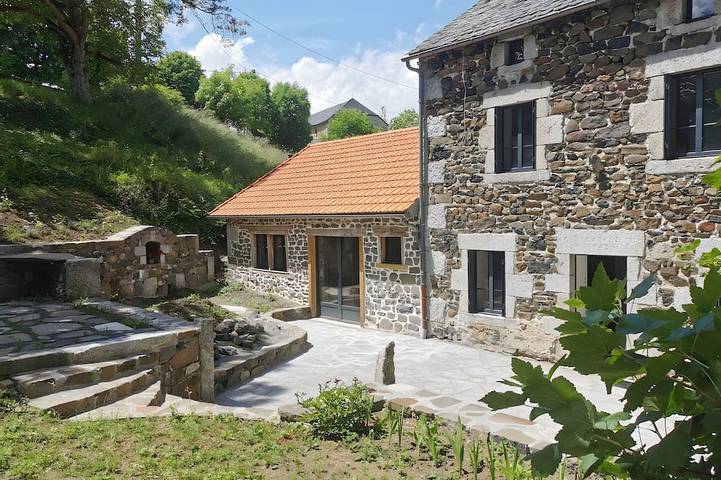 Gîte pour 9 personnes, avec Jardin à Faverolles (Cantal)