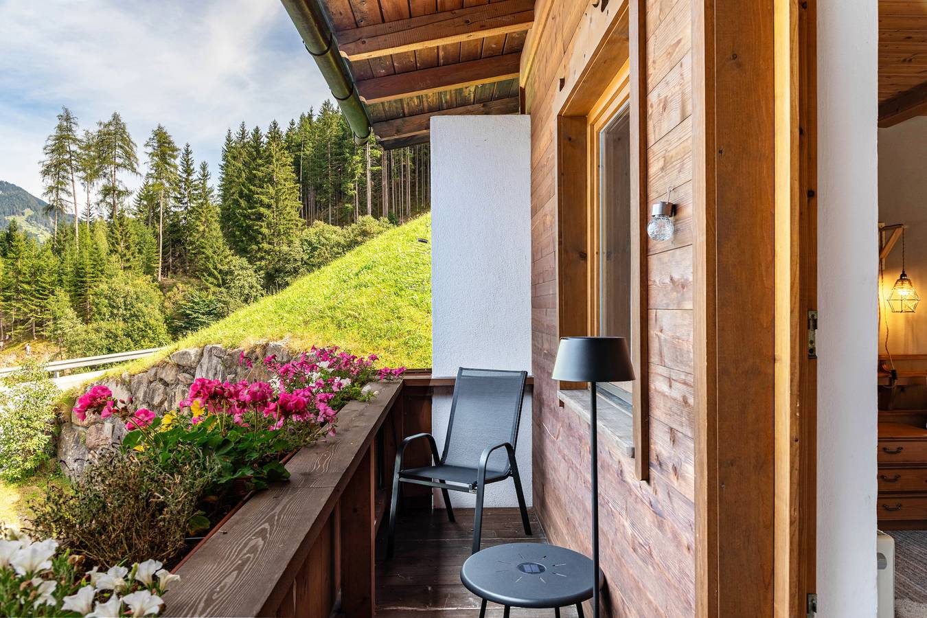 Zimmer '16 En Suite' mit Bergblick, gemeinsamer Terrasse und Wlan in Hainzenberg, Zillertaler Alpen