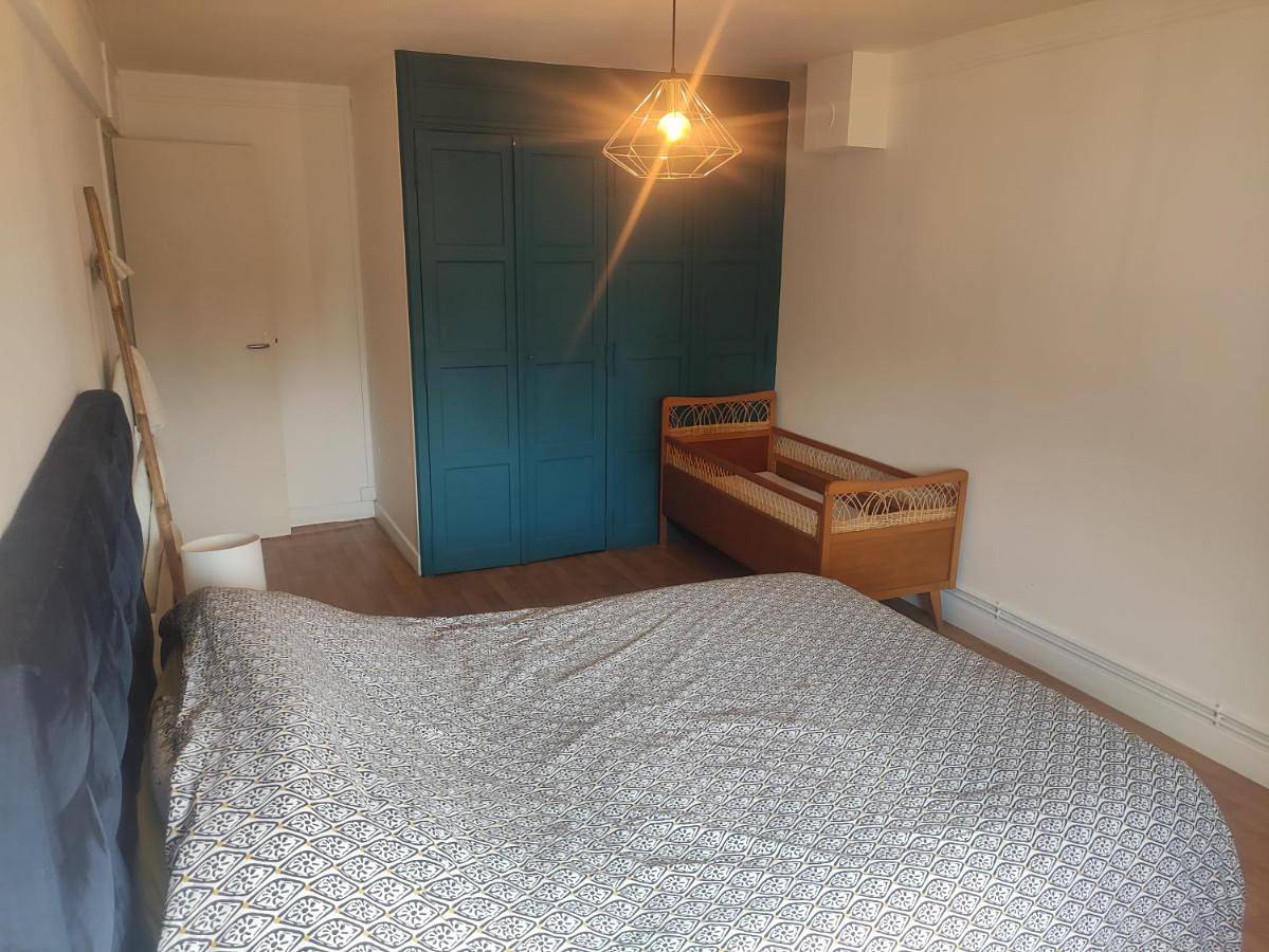 Two-Bedroom House in La Celle-Saint-Cyr, Yonne