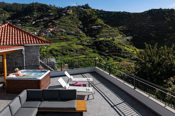 Location de vacances pour 8 personnes, avec Balcon ainsi que Jacuzzi et Terrasse à Ribeira Brava