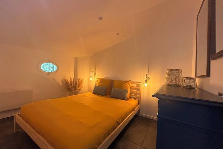 Entire apartment, Mimosa cocoon for 6 people In the heart of the old village in Cotignac, Brignoles region