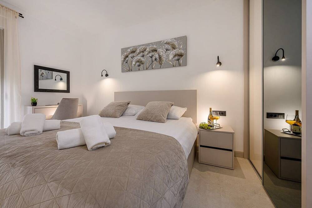Decimum - Private Luxury Villa with Heated Pool & Spa near Split in Dalmatinisches Zagora