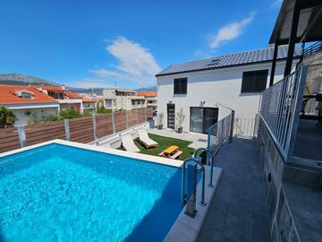 Ferienhaus für 6 Personen, mit Terrasse und Ausblick sowie Pool in Split