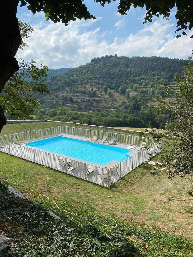 Location de vacances pour 30 personnes, avec Terrasse ainsi que Jardin et Piscine à Satillieu