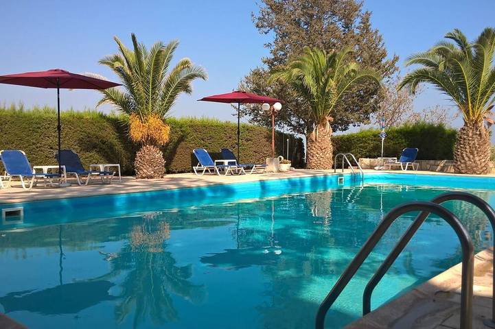 Gîte pour 2 personnes, avec balcon ainsi que piscine et jardin dans Πισσούρι