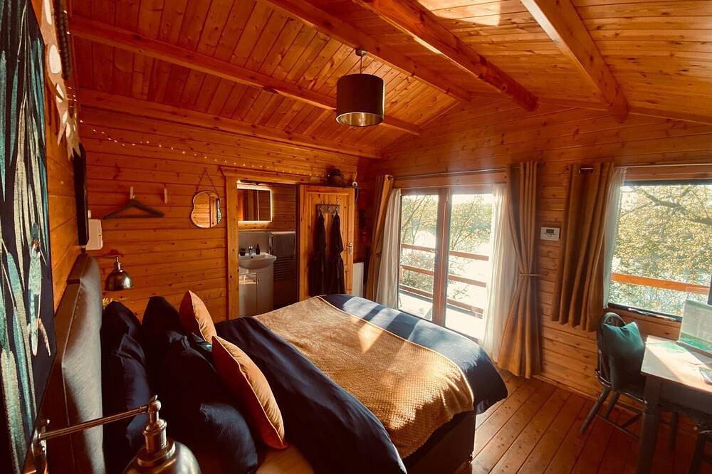 Special Lakeside Hideaway | For Two | with Hot Tub | Kingfisher Lakes Glamping in Brandesburton, East Riding of Yorkshire
