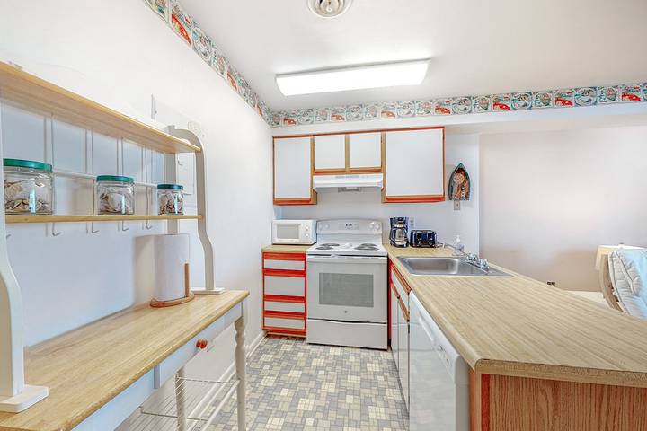 Vacation apartment for 4 people, with balcony and pool in Maryland