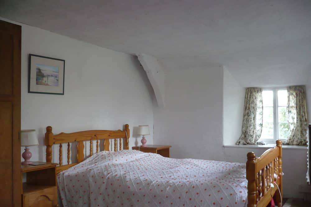 Borrowers' Thatched Cottage in the heart of North Devon's unspoilt countryside in Hartland, Hartland Devon Heritage Coast