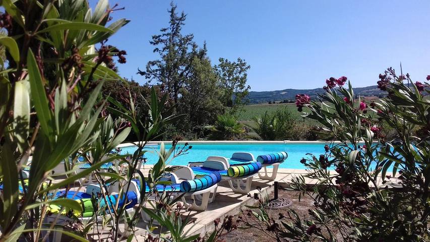 Gîte pour 9 personnes, avec Terrasse ainsi que Jardin et Piscine