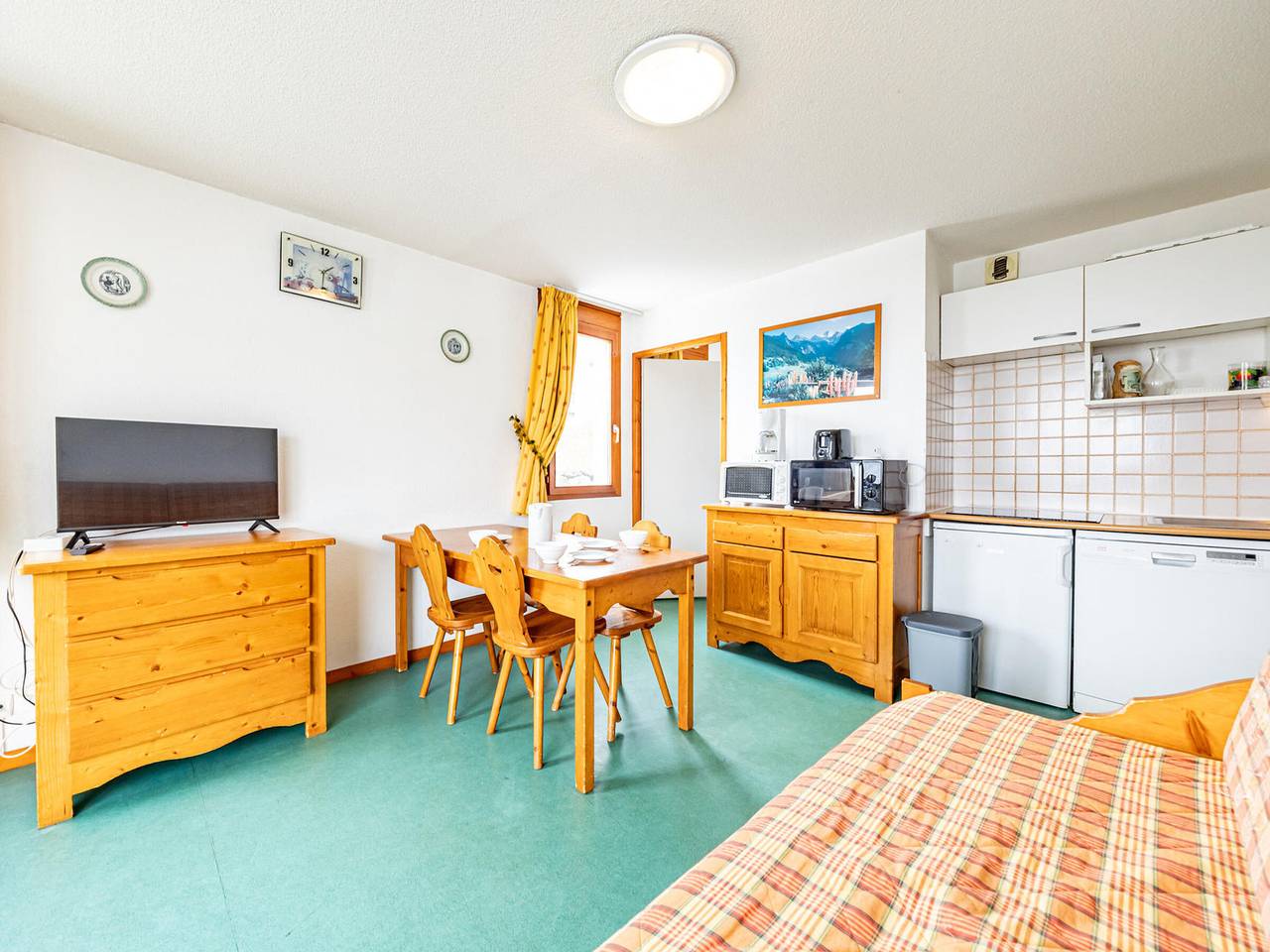 Entire apartment, Spacious 2-Br Apartment for 7 with Balcony, Near Slopes and Shops in Saint-François-Longchamp, Le Grand Domaine