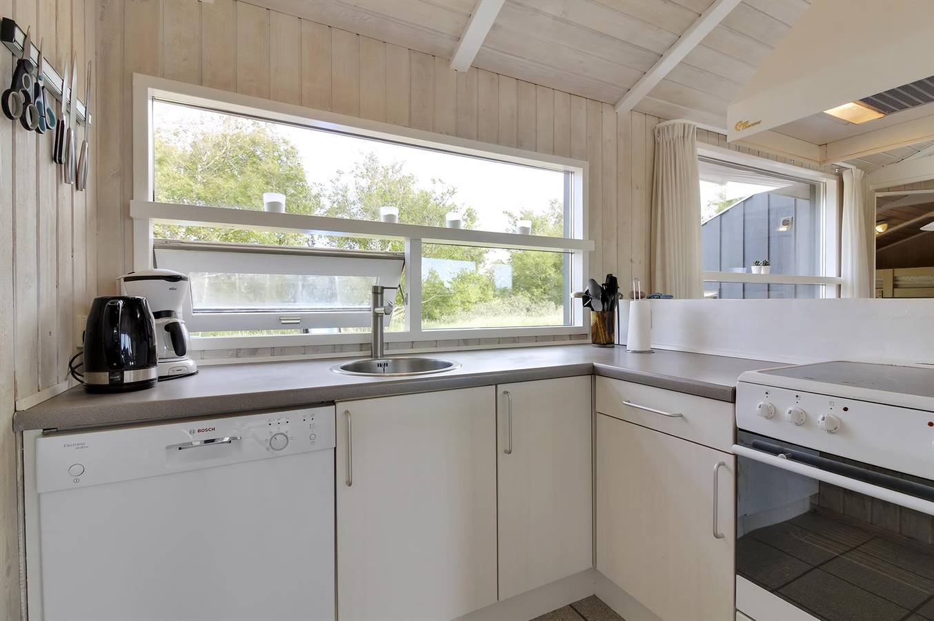 Awesome home in Bindslev w/ Wifi, 4 Bedrooms and Indoor swimming pool in Tversted, Tannisbucht