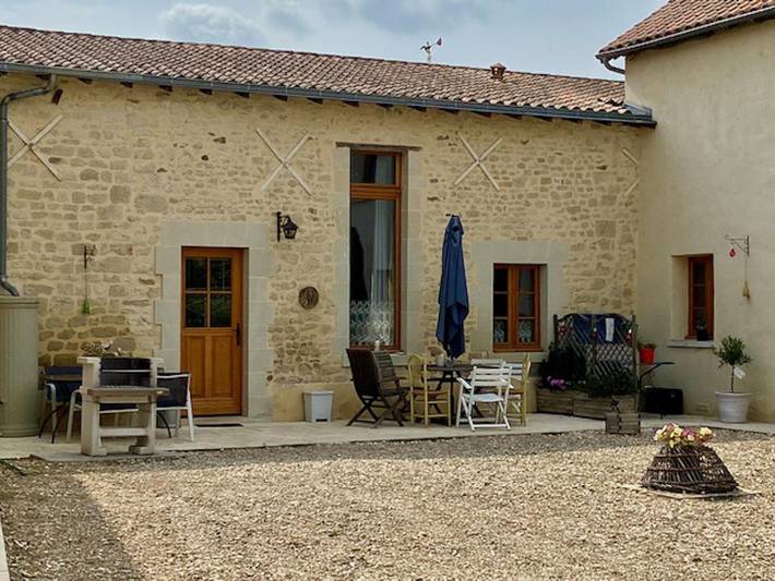 Gîte pour 6 personnes, avec vue ainsi que jardin et piscine à Berrie