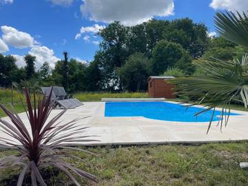 Gîte pour 4 personnes, avec piscine ainsi que vue et jardin, animaux acceptés à Mortroux