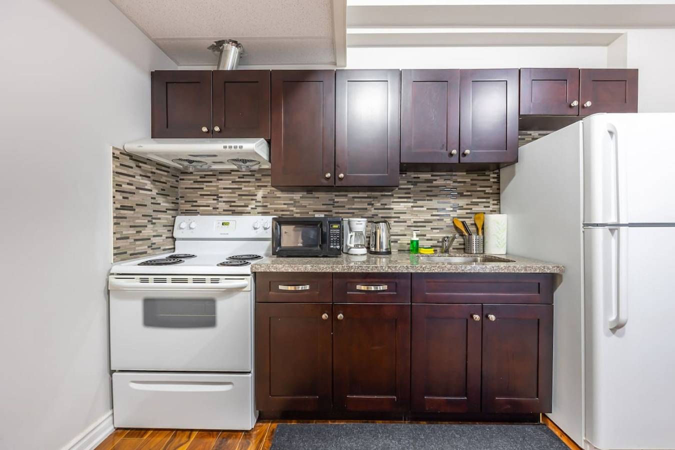 Appartamento intero, Charming 2Br Retreat Steps From Niagara Falls in Niagara Falls, Cascate del Niagara