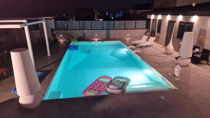 Ferienwohnung für 3 Personen, mit Balkon und Whirlpool sowie Terrasse und Pool