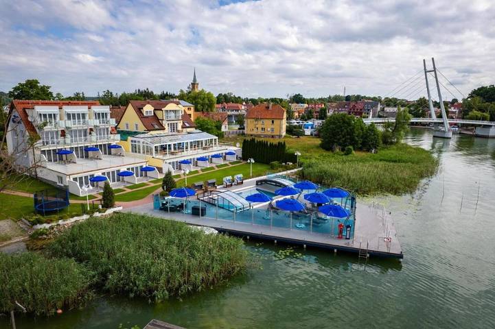 Chambre d’hôte pour 2 personnes, avec vue et piscine ainsi que vue sur le lac et jardin