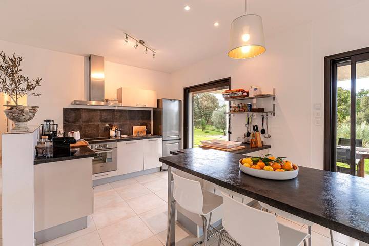 Location de vacances pour 6 personnes, avec piscine ainsi que terrasse et jardin à Cauro - 3