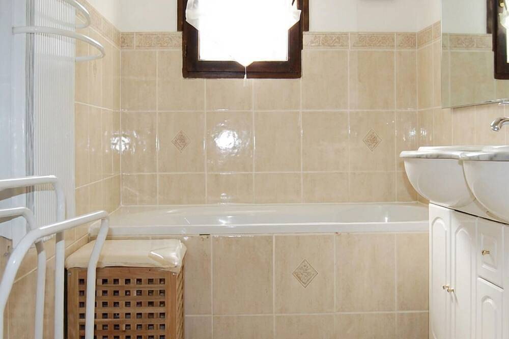 Belle maison à Régusse avec piscine privée, utilisable à l'intérieur ou à. in Régusse, Région de Brignoles