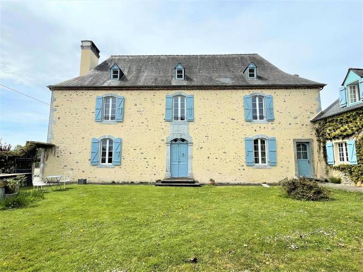 Gîte pour 9 personnes, avec terrasse dans Lucgarier