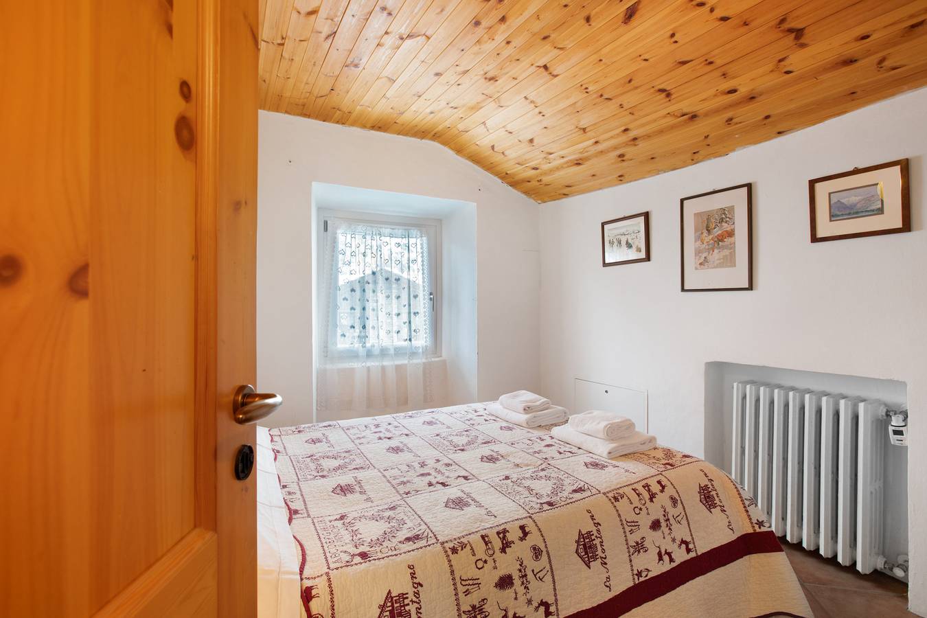 Ganze Wohnung, Ferienwohnung 'Maison Esterina Vista Monte Bianco' mit Bergblick, Gemeinschaftsgarten und Wi-Fi in Entreves, Courmayeur