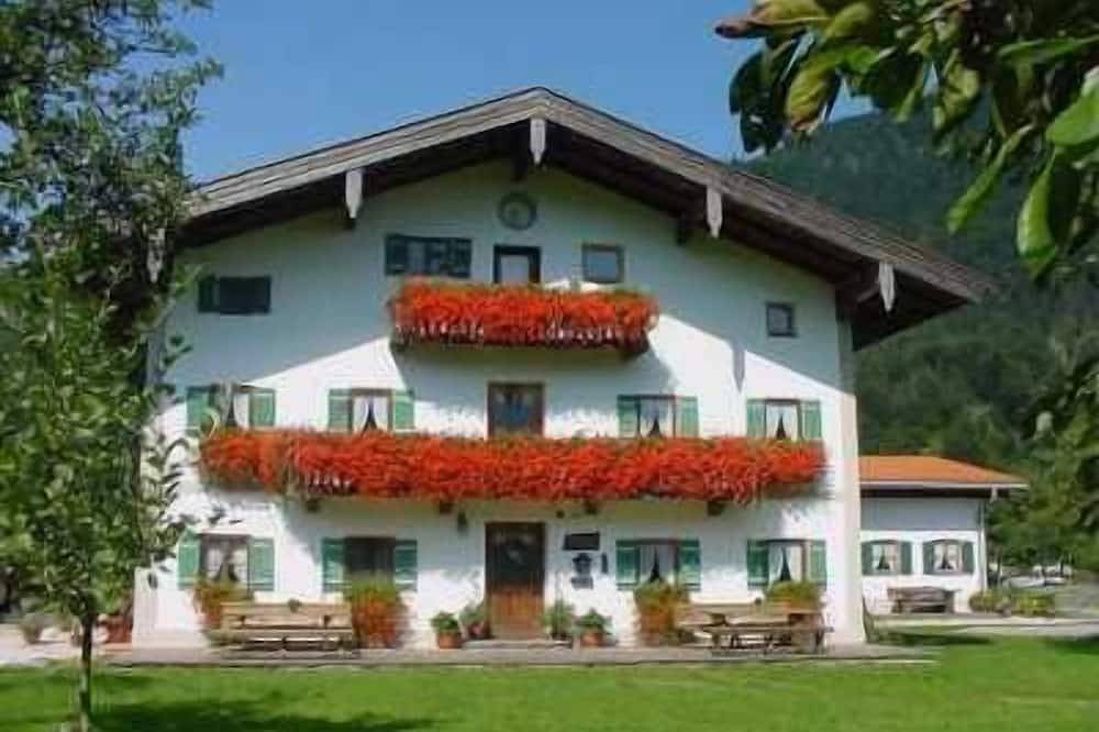 Ganze Wohnung, Ferienwohnung 1, bis 5 Personen, 65 qm, 2 separate Schlafzimmer in Schleching, Bayerische Alpen