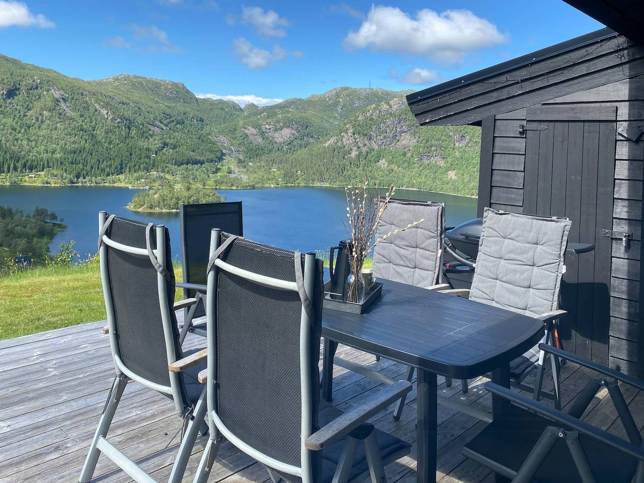 Berghütte mit magischer Aussicht und ruhigem See in Masfjorden