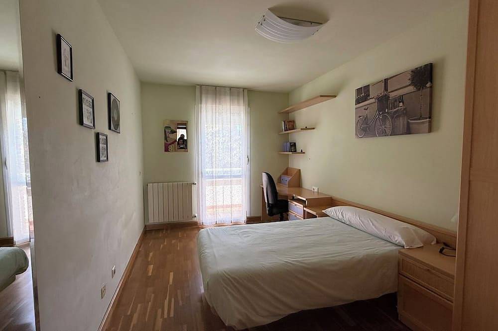 Grande Maison Avec Jardin à 10 Minutes du Centre-ville de Pampelune. Idéal! in Barañain, Navarra Province